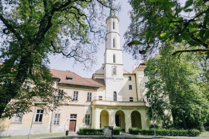 Church & Mánes - Weddings in Prague - Julie May